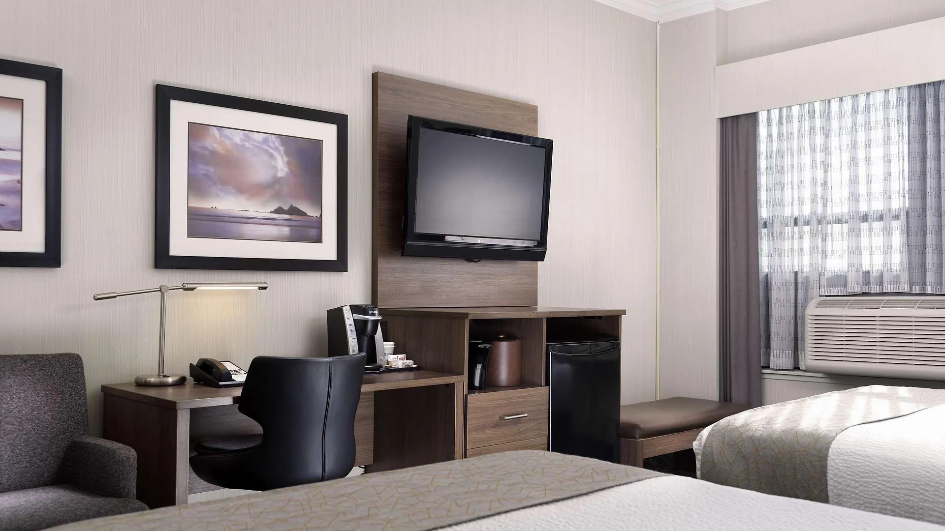 Best Western Plus Carlton Plaza Hotel Victoria 3*,